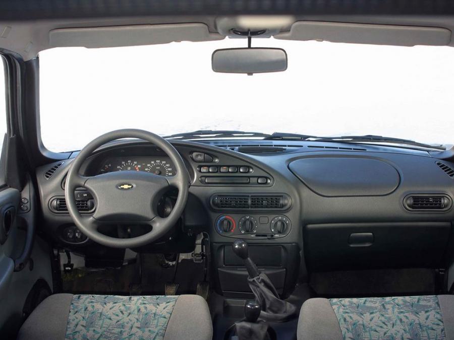  Chevrolet Niva 2002 года  (фото 2 из 16)